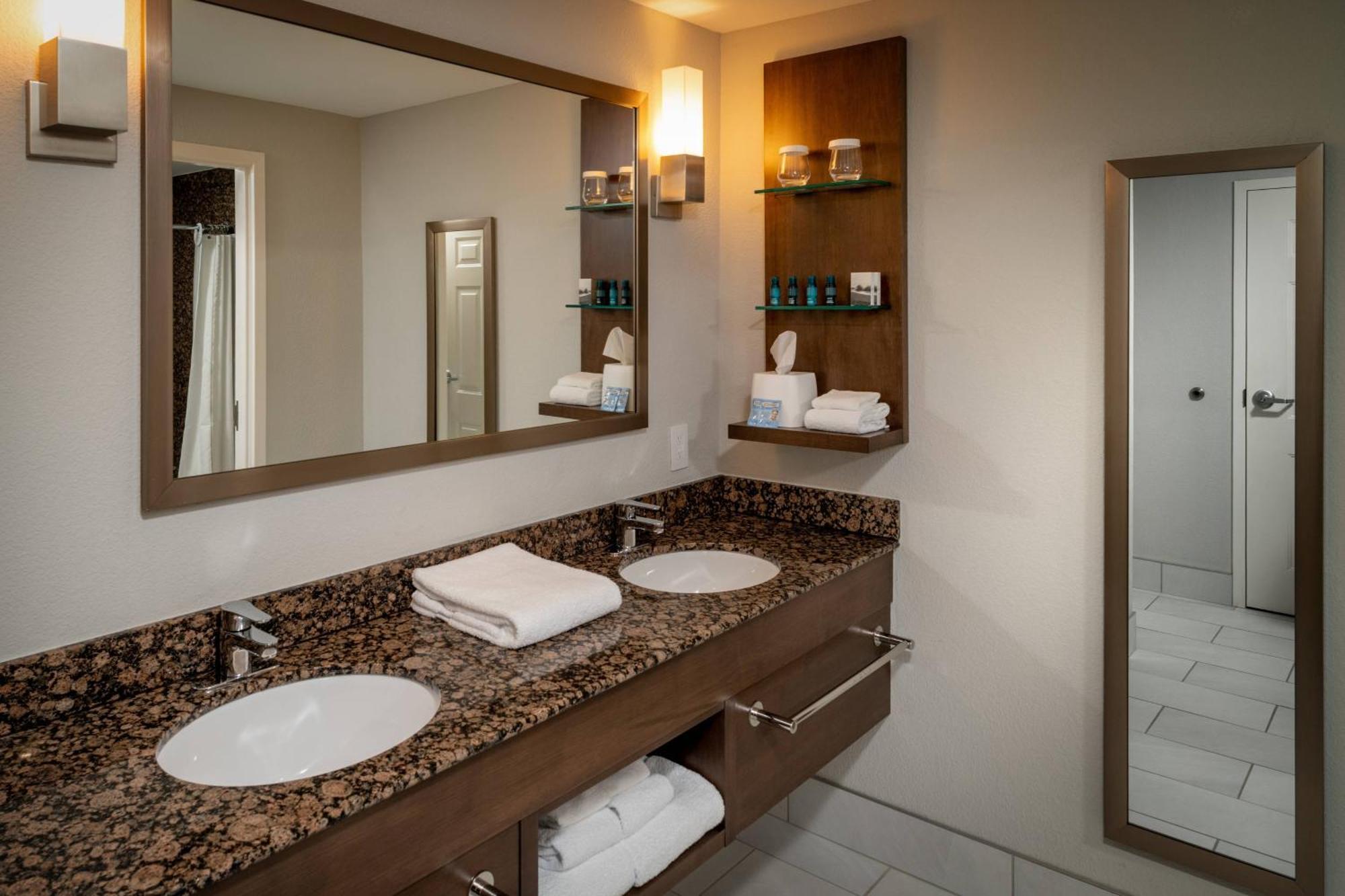 Delta Hotels By Marriott Huntington Mall Barboursville Extérieur photo